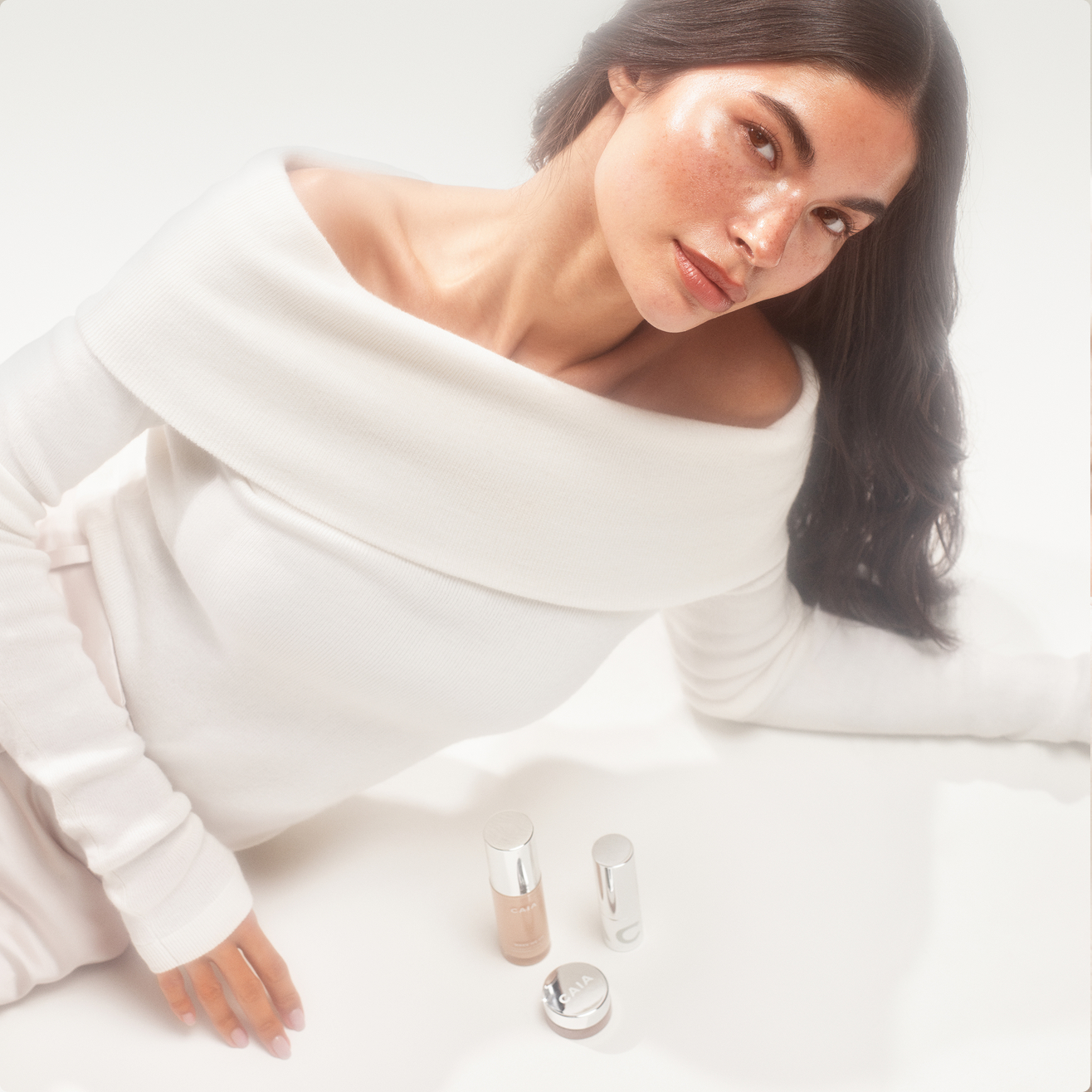 Frau mit Wake me up Complexion Enhancer und Wake me up Cream