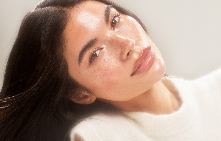 Frau mit Wake me up Complexion Enhancer