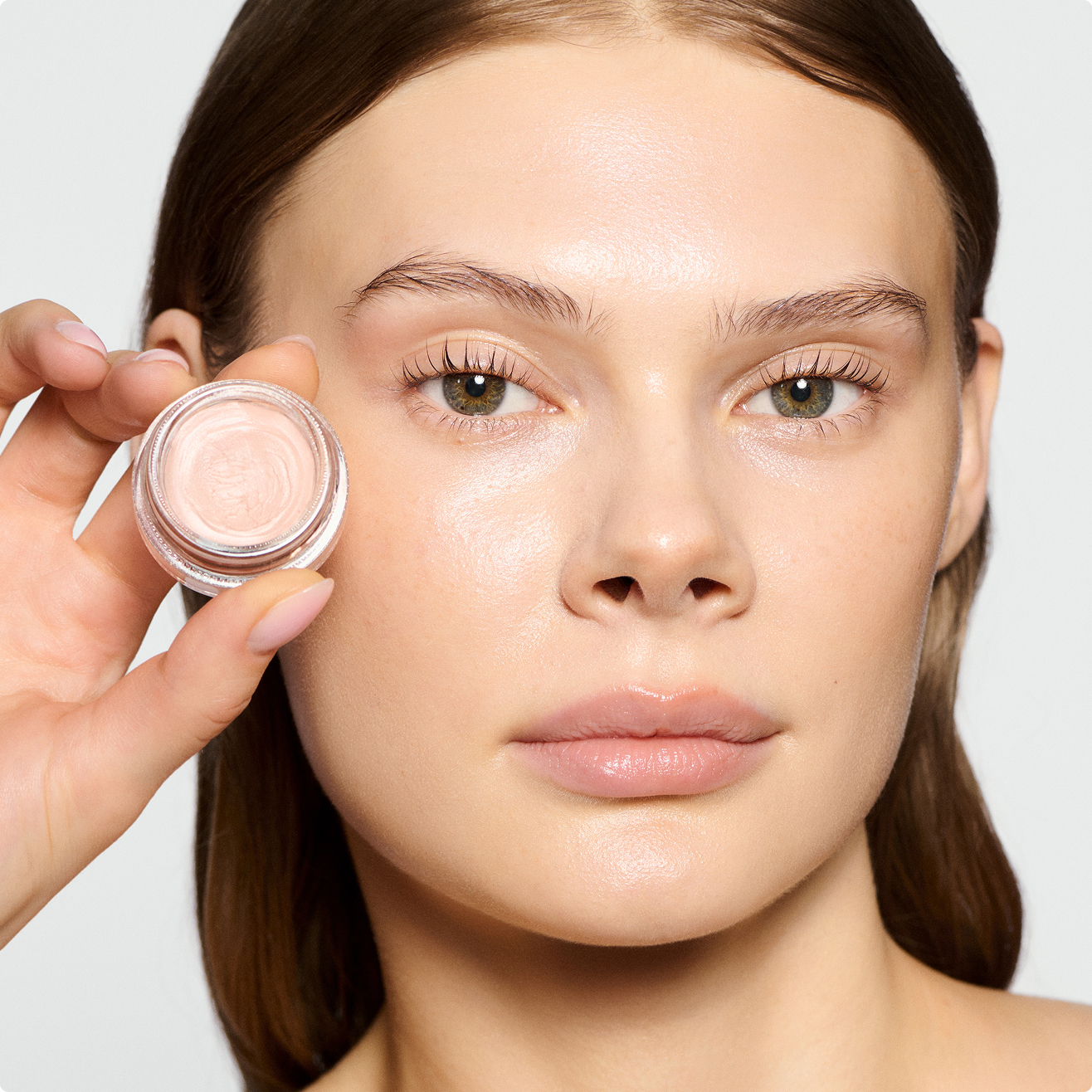 Frau mit Wake me up Cream und hält den Tiegel