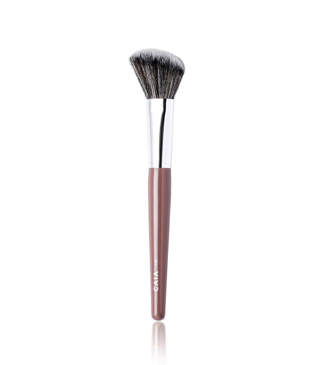 ANGLED BLUSH BRUSH 06 in der Gruppe PINSEL & ZUBEHÖR / PINSEL / Make-Up-Pinsel bei CAIA Cosmetics (CAI143)