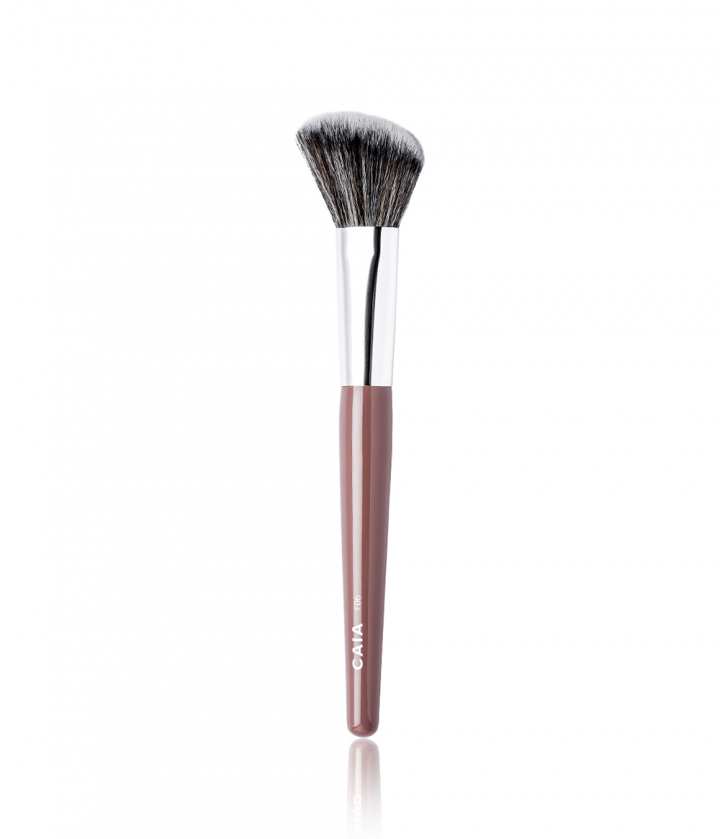 ANGLED BLUSH BRUSH 06 in der Gruppe PINSEL & ZUBEHÖR / PINSEL / Make-Up-Pinsel bei CAIA Cosmetics (CAI143)