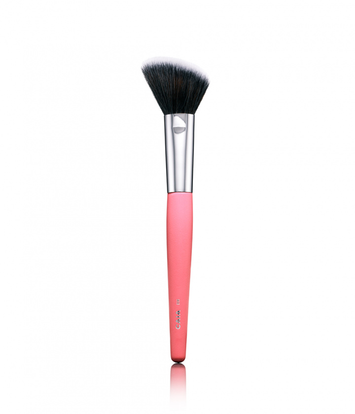 ANGLED BLUSH BRUSH 06 - LIMITED EDITION in der Gruppe PINSEL & ZUBEHÖR / PINSEL / Make-Up-Pinsel bei CAIA Cosmetics (CAI526)
