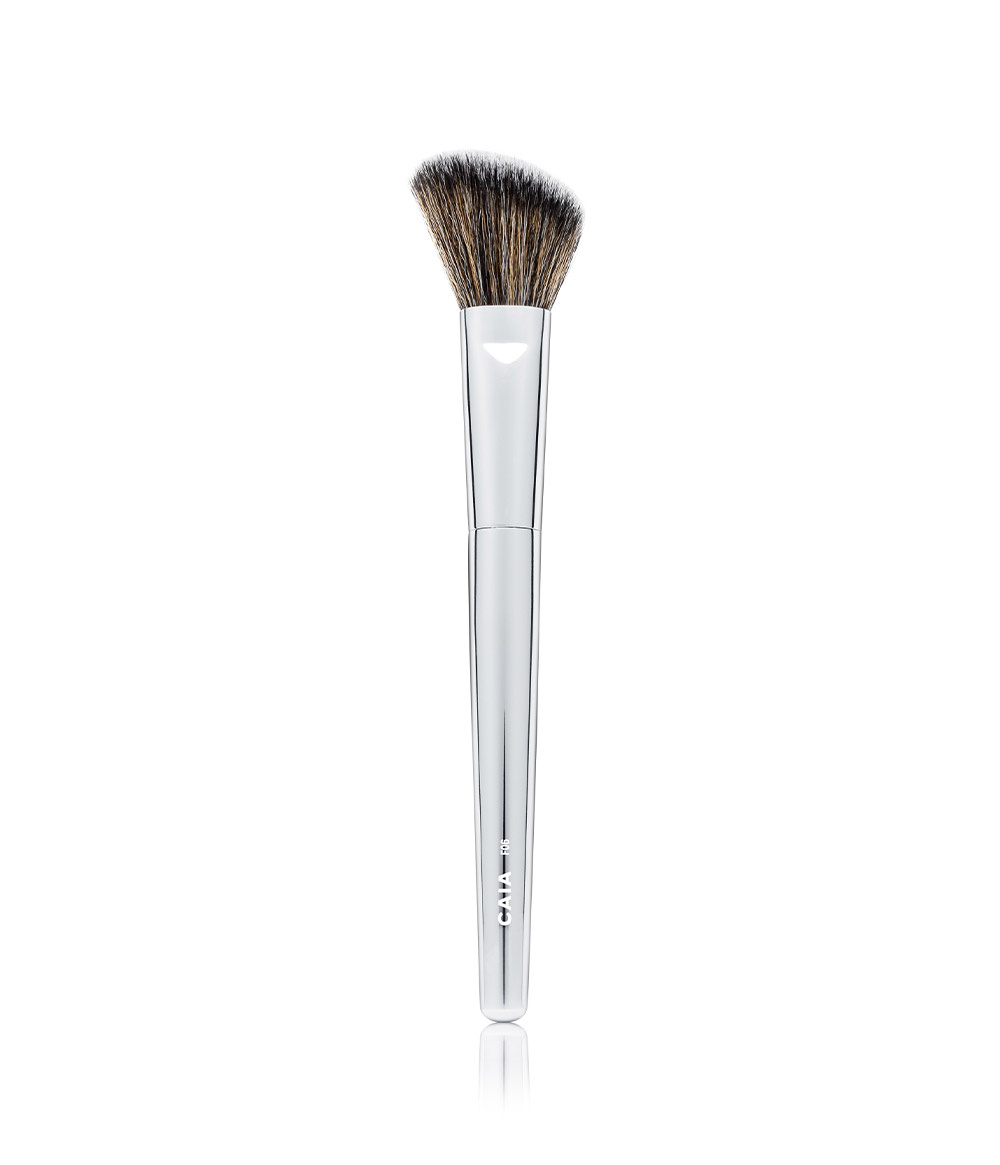 ANGLED BLUSH BRUSH F06 in der Gruppe PINSEL & ZUBEHÖR / PINSEL / Make-Up-Pinsel bei CAIA Cosmetics (CAI547)